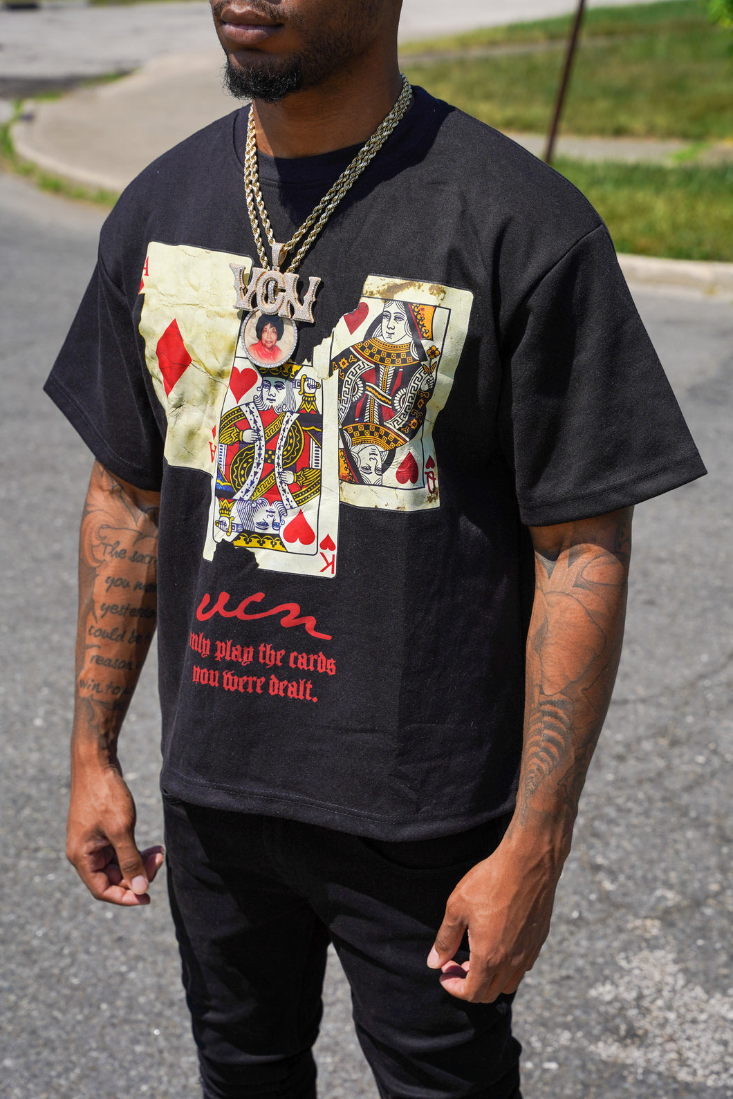 CARD TEE ‘BLACK/RED’