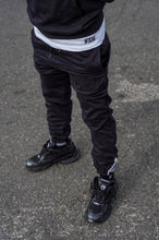 Load image into Gallery viewer, DISTRESSED PANTS ‘BLACK’