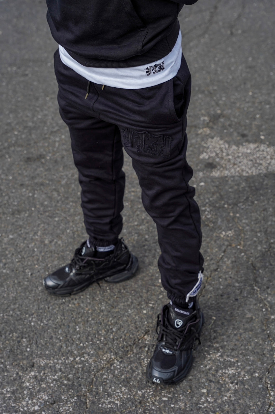 DISTRESSED PANTS ‘BLACK’