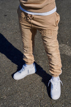 Load image into Gallery viewer, DISTRESSED PANTS ‘TAN’